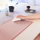 Logitech - Sous-main de bureau - Série Studio - Rose-Matériaux Choisis Soigneusement : Matériau de surface confortable et couche interne faite de polyester recyclé, seconde vie pour les bouteilles PET, base anti-dérapage de plastique naturel