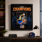 Frameworth - Cadre photoglass de Karl-Anthony Towns des New York Knicks trophée du championnat 2026 - 18 po l x 22 po H - noir-Graphiques photoglass avec photo sous licence : une photographie 8x10 sous licence officielle est montée séparément et l’illustration environnante est imprimée en ultra haute définition directement sur le verre pour des couleurs vives, des noirs profonds et une profondeur lumineuse