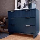 Manhattan Comfort - Granville commode moderne 37,8" - bleu minuit-Comprend 3 tiroirs à extension totale avec le tiroir supérieur conçu avec des lignes verticales texturées en relief fabriqué en bois massif