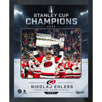 Frameworth - Cadre photoglass de Nikolaj Ehlers 16x20 des Carolina Hurricanes champions Coupe Stanley 2026 - 18 po l x 22 po H-Photo sous licence officielle NHL et NHLPA : cadre PhotoGlass de Nikolaj Ehlers 16x20 des Carolina Hurricanes champions de la Coupe Stanley 2026 motif glace pour les amateurs et collectionneurs des Carolina Hurricanes
