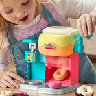 Play-Doh - Le magasin de beignets, coffret de pâte à modeler -2 façons d'ajouter du faux glaçage : La machine à glaçage intégrée permet de déposer des spirales de pâte amusantes, tandis que les enfants peuvent utiliser le tampon à glaçage pour appliquer une couche de pâte aplatie sur le dessus