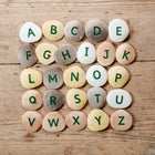 Galets de l'alphabet majuscules Yellow Door - lot de 26 -Idéal pour la reconnaissance des lettres