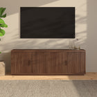 Hudson&Canal - Meuble TV rectangulaire cannelé Mero pour téléviseurs jusqu'à 75 pouces, finition noyer satiné-Fabriqué en MDF robuste avec une finition noyer satiné réalisée à la main