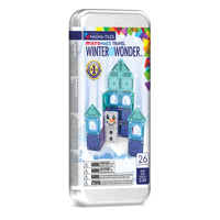Magna-Tiles - Ensemble de construction magnétique Ensemble de voyage Merveille d’hiver, 26 pièces -Ce qui est inclus: 26 tuiles magnétiques microMAGS, dont : 4 triangles rectangles, 4 triangles isocèles, 6 triangles équilatéraux, et 12 carrés.  L’emballage en étain métallique offre à la fois un rangement pratique et une plaque de base pour les constructions en déplacement