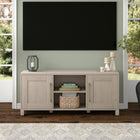 Hudson&Canal - Meuble TV Chabot pour téléviseurs jusqu'à 65 pouces - Blanc aulne-Fabriqué à partir de matériaux MDF robustes dans une finition blanche aulne fabriquée à la main