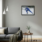 Auston Matthews Toronto Maple Leafs Hustling Spotlight sur toile - Toile encadree - 31" x 22"-Prêt à accrocher - livré entièrement assemblé