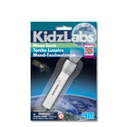 4M - Torche lunaire-La torche mesure 4,5" de long. Fonctionne avec 3 piles bouton (incluses)