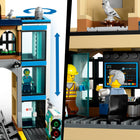 LEGO - City Trains La gare centrale-Comme dans la réalité - La gare ferroviaire miniature comprend 2 quais, un horaire, un distributeur de billets, un ascenseur fonctionnel, une tour de l’horloge, une salle de contrôle, un café et un espace salon avec un toit transparent