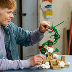 LEGO - Pokémon Rayquaza-L'ensemble est livré avec une figurine d’Amaryllis tenant une Ultra Ball