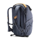Peak Design - Everyday Sac à dos - 20 L - Minuit-Le matériel MagLatch unique permet un accès ultra-rapide par le dessus, avec un accès latéral double grâce à deux fermetures éclair UltraZip résistantes aux intempéries
