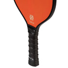 Onix - Raquette de Pickleball V2 - Orange-POIGNÉE REMBOURRÉE - La poignée rembourrée offre confort et contrôle pendant le jeu.