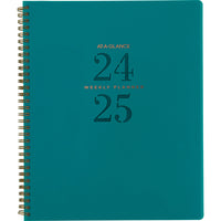AT-A-GLANCE - Agenda scolaire hebdomadaire/mensuel Signature Lite 2024-2025 - 8 3/8 po x 11 po - sarcelle - anglais-La couverture sarcelle moderne et simplifiée avec badge de date découpé offre un style professionnel avec une touche de couleur. 
