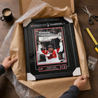 Frameworth - Taylor Hall 16 po H x 20 po l Cadre signature réplique Carolina Hurricanes Champions de la Coupe Stanley 2026 - Sous licence officielle LNH/AJLNH-6