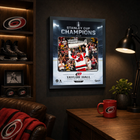 Frameworth - Cadre photoglass de Taylor Hall 16x20 des Carolina Hurricanes champions Coupe Stanley 2026 - 18 po l x 22 po H-Encadré professionnellement au Canada : l’image est imprimée en ultra haute définition directement sur le verre et finie dans un cadre noir