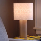 Decent Living - Lampe de table en bois d'érable - Drapeau canadien avec le Canada-Élégant et unique : un magnifique abat-jour aux textures 3D uniques.