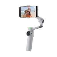 Insta360 - Kit Créateur Flow 2 Pro - Gris-Suivi Deep Track 4.0 alimenté par l'IA: Des améliorations clés et de nouvelles fonctionnalités offrent une précision et une polyvalence inégalées. Le suivi actif du zoom suit les sujets qui se déplacent rapidement avec un zoom jusqu'à 15x, sans décalage. Gardez les sujets centrés, qu'il s'agisse de suivre un individu ou un groupe. Et essayez Grille de cadrage pro pour parfaire votre prise en utilisant une composition au nombre d'or