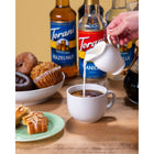 Torani - Sirop noisette classique sans sucre avec pompe -750 mL-Plus que simple café : Parfait pour les lattes, les frappes, les thés, le café, les cocos chauds, les desserts et autres boissons mélangées congelées