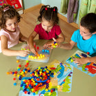 Miniland - MLE45318 Ensemble de chevilles et motifs - couleurs vives - 90 pièces-Comprend 1 planche, 90 chevilles et 6 modèles en carton.