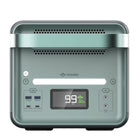 Yoshino - B4000 SST Centrale électrique continue portable à semi-conducteurs de 4000 W-3 FAÇONS DE CHARGER - Le B4000 SST peut être rechargé en utilisant une charge rapide AC (0-100 % en 90 minutes), une charge solaire en option (5,5 heures) et une charge de voiture (22 heures).