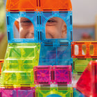 Magna-Tiles - Ensemble de construction magnétique Centre-ville 110 pièces-Sécurité garantie: Toutes les pièces MAGNA-TILES sont conçues pour résister à d’innombrables heures de jeu. Notre grille exclusive empêche la fissuration, tandis que les rivets de fixation maintiennent les aimants en sécurité