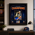 Frameworth - Cadre photoglass de Karl-Anthony Towns des New York Knicks trophée du championnat 2026 - 18 po l x 22 po H - orange-Graphiques photoglass avec photo sous licence : une photographie 8x10 sous licence officielle est montée séparément et l’illustration environnante est imprimée en ultra haute définition directement sur le verre pour des couleurs vives, des noirs profonds et une profondeur lumineuse