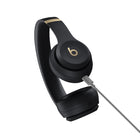 Beats - Solo 4 Écouteurs supra-auriculaires sans fil - Noir/Or-C'est vrai : jusqu'à 50 heures d'autonomie sur batterie.3 Cela représente beaucoup de répétitions. Ou des vols. Ou des appels. Si votre batterie est faible, Fast Fuel signifie qu'une charge de seulement dix minutes donne jusqu'à cinq heures de lecture