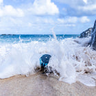 Speaqua - Haut-parleur portatif Bluetooth étanche Barnacle Pro 2,0 avec stockage intégré (2 000 chansons) - Bleu mer-Comprend une ventouse intégrée, un filetage de 20 po de 1/4, un mousqueton et un adaptateur GoProAdapter pour une fixation polyvalente.