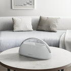 Harman Kardon Go + Play 3 - Gris-N’ayez jamais peur que votre téléphone portable soit à court de batterie lorsque vous écoutez votre livre audio préféré. Le port de charge USB garantit que vous et votre appareil soyez toujours prêts à tout.