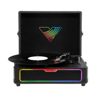 Victrola - Journey Glow - Tourne-disque portatif éclairé style valise - Noir-réez un spectacle lumineux grâce à l’anneau lumineux multicolore intégré, qui offre 18 modes d’éclairage dynamiques pour rehausser votre expérience d’écoute, où que vous emportiez ce tourne-disque portatif