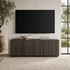 Hudson&Canal - Meuble TV rectangulaire cannelé Marion pour téléviseurs jusqu'à 75 po - Chêne brun-Le socle est fabriqué en MDF robuste, avec des portes en MDF et des accents en PVC de couleur chêne brun