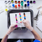 Daler-Rowney - Ensemble Simply Creative de 28 pièces - Pouring Art-Tous les matériaux inclus - 10 couleurs d'acrylique prémélangé pour technique de pouring (18 ml chacune), 10 gobelets en papier, 3 tableaux en toile, 2 couteaux à palette, un guide de mélange de couleurs, de la ficelle et une paire de gants sans latex. 