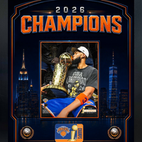 Frameworth - Cadre photoglass de Karl-Anthony Towns des New York Knicks trophée du championnat 2026 - 18 po l x 22 po H - orange-Présentoir photoglass encadré : cadre PhotoGlass de Karl-Anthony Towns des New York Knicks trophée du championnat 2026 motif horizon orange pour les amateurs et collectionneurs des New York Knicks