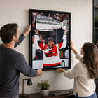 Frameworth - Taylor Hall Toile encadrée 20 po H x 29 po l Carolina Hurricanes Champions de la Coupe Stanley 2026 - Sous licence officielle LNH/AJLNH-Impression sur toile sans verre ni acrylique