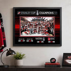 Frameworth - Carolina Hurricanes 16 po H x 20 po l Cadre Champions de la Coupe Stanley 2026 - Sous licence officielle LNH/AJLNH-Encadre professionnellement au Canada par Frameworth Sports Marketing
