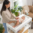 Ingenuity - Matelas à langer contourné Summer-Facile À Nettoyer : Le vinyle PEVA double couche matelassé et durable de ce matelas à langer est fabriqué dans un matériau imperméable qui peut être facilement nettoyé avec un chiffon humide pour les moments salissants de bébé
