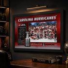 Frameworth - Carolina Hurricanes 16 po H x 24 po l Cadre Champions de la Coupe Stanley 2026 - Sous licence officielle LNH/AJLNH-Format fini 16x24 pouces pour salon, bureau, salle de sport ou espace de collection