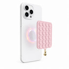 Snug - Support magnétique à ventouses SnugMug Charm avec breloque de chat - rose poudré-Ventouses réutilisables adhérant aux surfaces lisses et planes