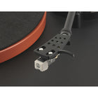 JBL - Spinner BT Platine Bluetooth - Noir/Orange-Le plateau en aluminium est entraîné par une courroie et un moteur avec un capteur optique en dessous pour garantir la lecture de vos disques