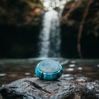 Speaqua - Haut-parleur portatif Bluetooth étanche Barnacle Pro 2,0 avec stockage intégré (2 000 chansons) - Bleu mer-Se recharge rapidement avec le câble de type C inclus