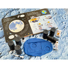 Yellow Door - YUS1237 Roulons - Espace-Parfait pour susciter des discussions, cet ensemble aide les enfants à apprendre les différences entre la Terre et les autres planètes, l'importance des voyages spatiaux et comment cela améliore notre compréhension du monde.