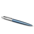 Parker - Stylo à bille Jotter bleu Waterloo - pointe moyenne - encre bleue-Le corps en acier inoxydable avec la finition bleue est accentué de bordures très brillantes et d’une agrafe en tête de flèche