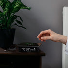 Marathon Watch - Réveil à projection avec grand écran et rétroéclairage - Noir-Double charge: chargez n'importe quel appareil sans fil compatible Qi sur la station de charge ou utilisez le port de charge USB à l'arrière de l'horloge pour charger des appareils supplémentaires.