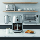 Salton - cafetière numérique de 12 tasses NuRetro - argent métallisé-Commencez la journée avec un café fraîchement infusé, en programmant l’appareil à l’avance à l’aide de l’affichage numérique facile à utiliser.