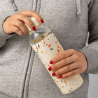 W&P - Bouteille à eau Porter - terrazzo crème-Fabriquée en verre léger et durable, avec un manchon en silicone et un bouchon à visser