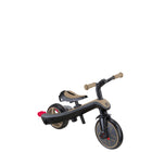 Globber - Tricycle Explorer – Sable-Selle réglable avec 2 hauteurs (31 cm, 34 cm du sol), fabriquée en TPR doux et antidérapant, et guidons incurvés avec poignées ergonomiques en TPR durable pour un trajet confortable