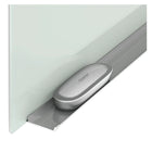 Quartet - Brosse bimatière MaxClean avec support magnétique - 6,14 po x 2,44 po - argent-Look élégant avec une forme ovale unique, des lignes douces et une couleur argentée moderne