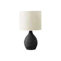 Monarch Specialties - Luminaire - 17 po H Lampe De Table - Résine Grise - Abat-Jour Ivoire / Crème - Contemporain - Moderne-Cette lampe de table de 17 pouces de haut est dotée d'une base chic en résine gris foncé avec une finition texturée et nervurée pour ressembler à de la pierre naturelle, ce qui en fait la pièce d'accent parfaite pour rehausser le décor d'un salon, d'une chambre ou d'un bureau à domicile contemporains