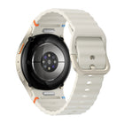 Samsung - Montre intelligente Bluetooth Galaxy Watch7 - 40 mm - Crème-GPS double fréquence. Votre guide dans la jungle urbaine. Trouvez facilement votre chemin grâce à notre GPS le plus précis sur la Galaxy Watch. Le GPS à double fréquence utilise deux bandes de signaux satellites (L1+L5), ce qui permet un suivi précis et cohérent.