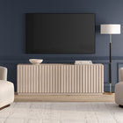Hudson&Canal - Meuble TV rectangulaire cannelé Marion pour téléviseurs jusqu'à 75 pouces, couleur aulne blanc-Le socle est fabriqué en MDF robuste, avec des portes en MDF et des accents en PVC de couleur blanc aulne
