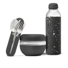 W&P - Ensemble repas Porter - bouteille à eau - bol hermétique - jeu d'ustensiles - terrazo anthracite-Fabriquée en verre léger et durable, avec un manchon en silicone et un bouchon à visser